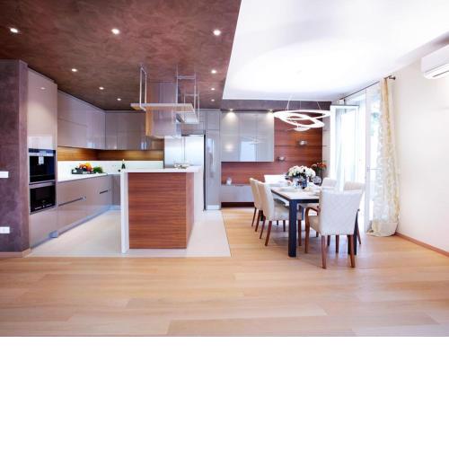 State of the art home suite with 180° panoramic lake view, pool, sauna & jacuzzi