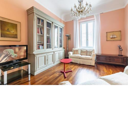 Stibbert & Statuto Elegant Flat with Balcony