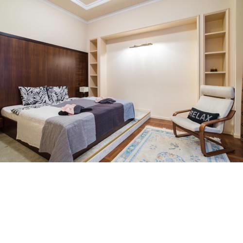 Stollar apartment business style at Parliament