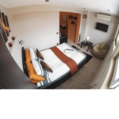 Studio 5 Corners