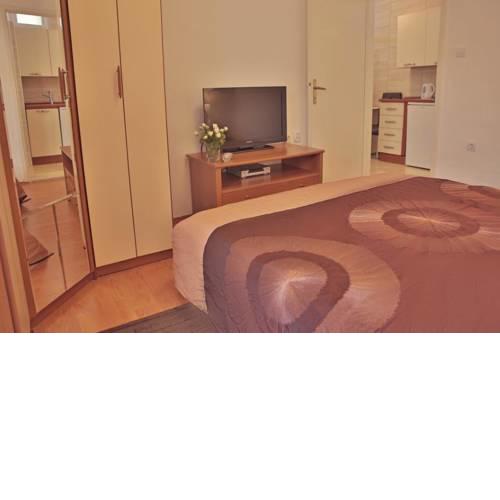 Studio apartment Snjezana
