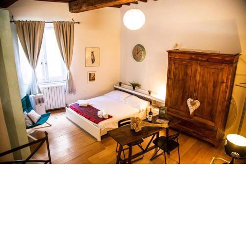 Studio in Tornabuoni within a Renaissance building