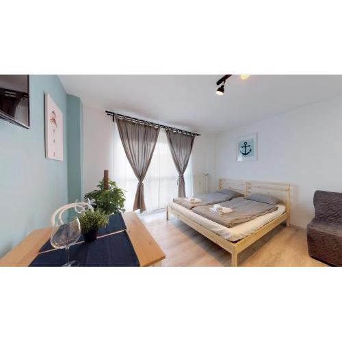 Studio steps from Nivy & Main Bus Station