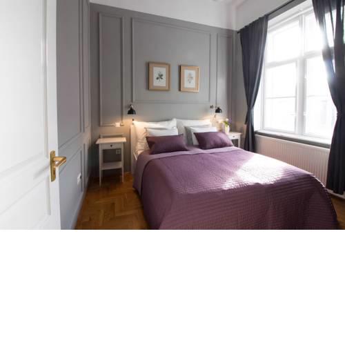 STUNNING 2 BDRM APARTMENT IN TOP LOCATION
