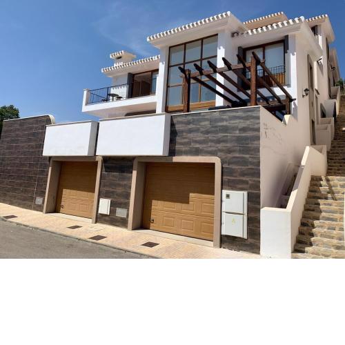 Stunning 4 Bedroom Luxury Villa With Terrace & Plunge Pool.