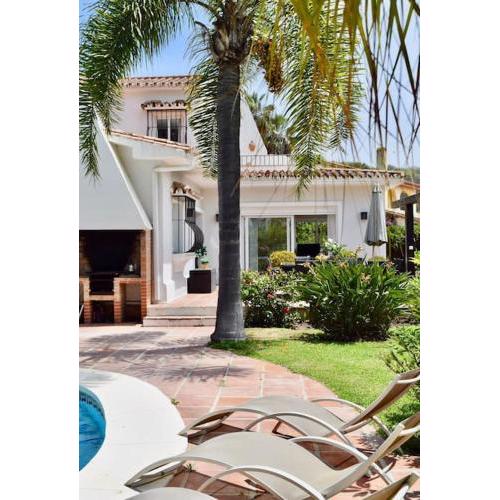Stunning 5 BDRM Villa - By the Beach
