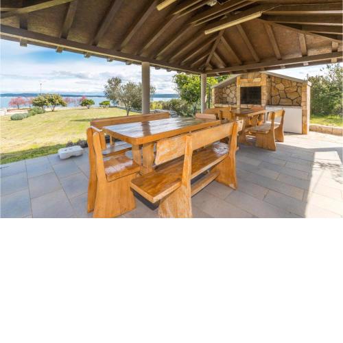 Stunning apartment in Banj with WiFi and 2 Bedrooms