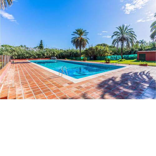 Stunning apartment in Estepona with WiFi and 2 Bedrooms