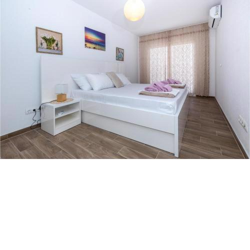 Stunning apartment in Komarna with WiFi and 3 Bedrooms