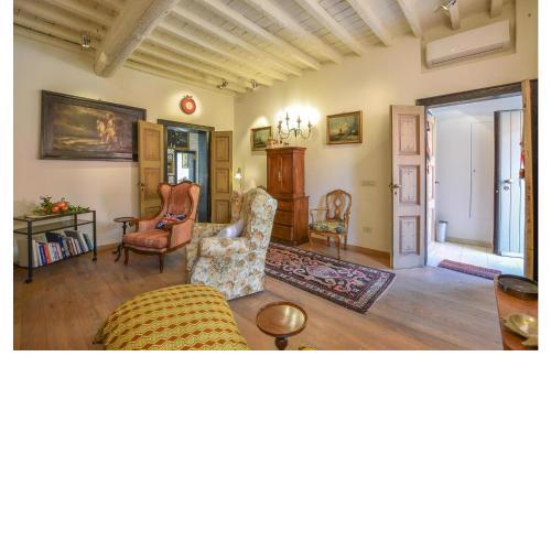Stunning apartment in Mantova with 4 Bedrooms and WiFi