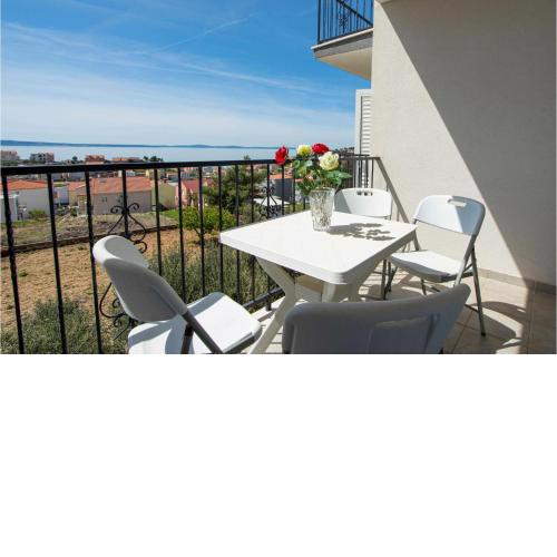 Stunning apartment in Podstrana with WiFi and 3 Bedrooms