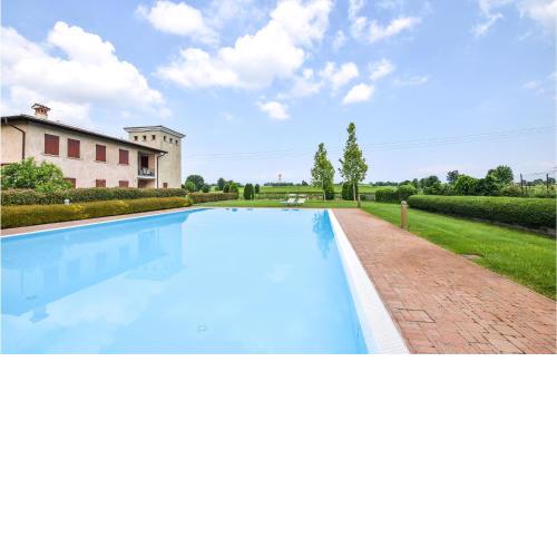 Stunning apartment in Pozzolengo with Outdoor swimming pool, WiFi and 2 Bedrooms