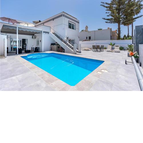 Stunning Apartment In Roquetas De Mar With Wifi, 1 Bedrooms And Outdoor Swimming Pool