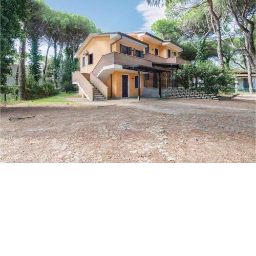 Stunning apartment in Rosolina Mare with 2 Bedrooms and WiFi