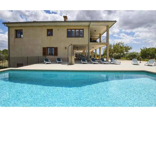 Stunning country house with pool and panoramic views for 10 people
