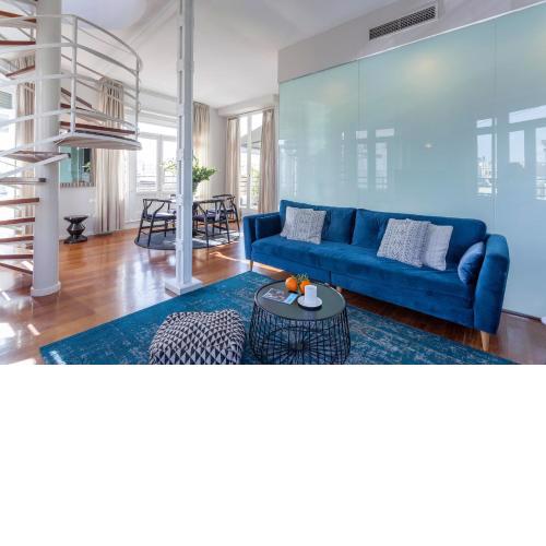 Stunning duplex penthouse in best location with skyline view