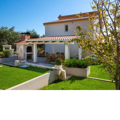 Stunning Holiday Home in Kastel Luksic Dalmatia, Croatia