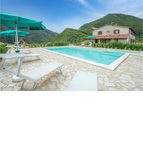Stunning Home In Apecchio pu With 8 Bedrooms, Wifi And Private Swimming Pool