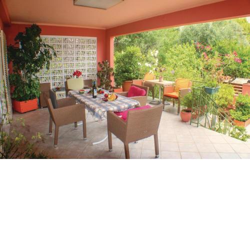 Stunning home in Artemida with 3 Bedrooms and WiFi