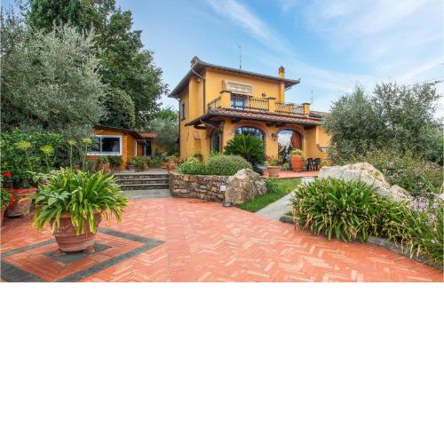 Stunning home in Comeana with WiFi and 2 Bedrooms
