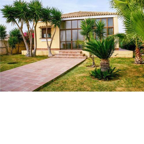 Stunning home in Conil de la Frontera with Outdoor swimming pool, Swimming pool and 2 Bedrooms