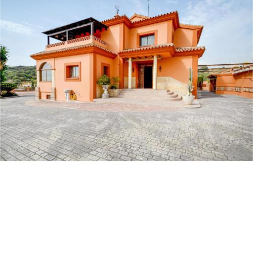 Stunning Home In Estepona With 6 Bedrooms, Wifi And Outdoor Swimming Pool