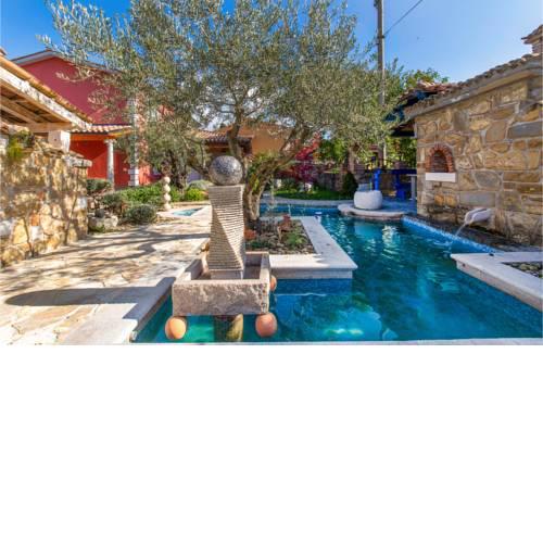 Stunning home in Izola w/ Outdoor swimming pool, Jacuzzi and 5 Bedrooms