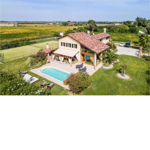 Stunning home in Jesolo with Outdoor swimming pool, WiFi and 6 Bedrooms