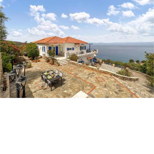 Stunning home in Mantineia Messinia with 3 Bedrooms and WiFi