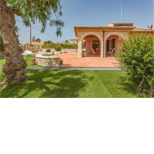 Stunning home in Marina di Modica with 3 Bedrooms and WiFi