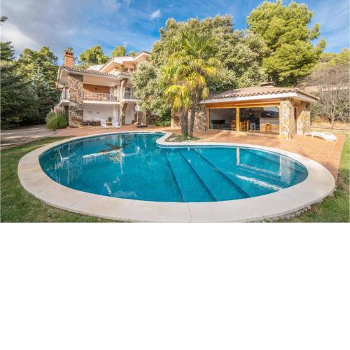 Stunning Home In Matadepera With 6 Bedrooms, Wifi And Outdoor Swimming Pool