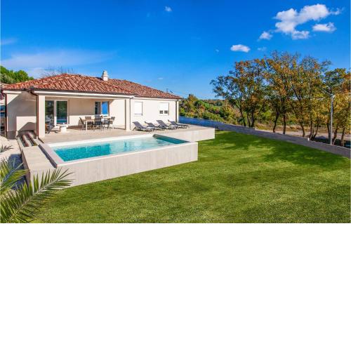 Stunning home in Medulin with Outdoor swimming pool and 3 Bedrooms