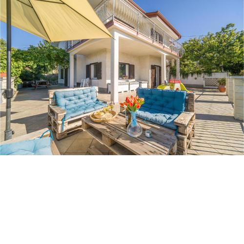 Stunning home in Moneglia with 4 Bedrooms and WiFi