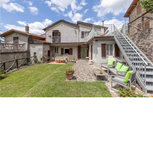 Stunning home in Piazza al Serchio with 2 Bedrooms and WiFi
