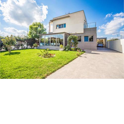 Stunning home in Ribarroja de Turia with WiFi and 3 Bedrooms