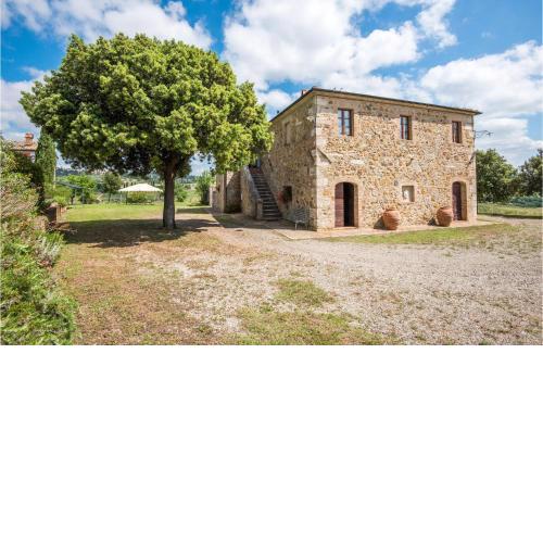 Stunning home in San Quirico DOrcia with WiFi and 4 Bedrooms