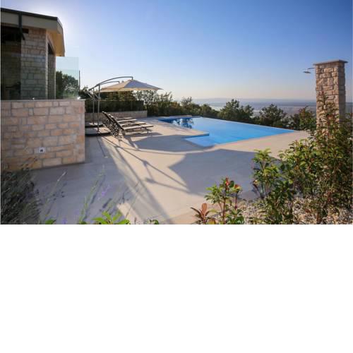 Stunning home in Smrika w/ Outdoor swimming pool and 4 Bedrooms