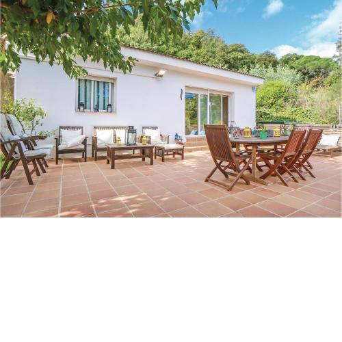 Stunning Home In St, Cebri De Vallalta With 3 Bedrooms, Wifi And Private Swimming Pool
