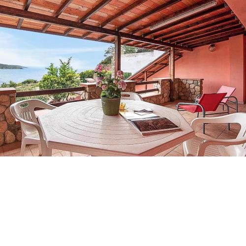 Stunning home in Torre dei Corsari with 5 Bedrooms