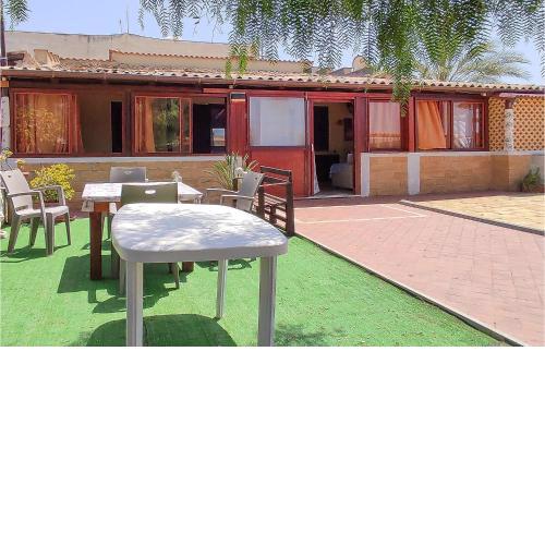 Stunning home in Triscina with 3 Bedrooms