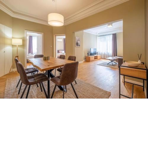 Stunning Luxury 3 Bedroom Apt in the Heart of Town