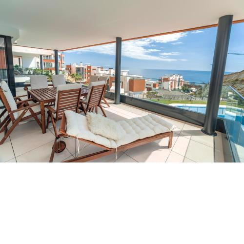 Stunning modern 4 bedroom apartment by the beach