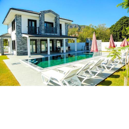 Stunning private 4 bedrooms villa