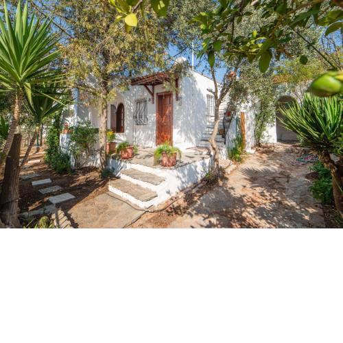 Stunning Retreat with Lush Garden 2 min to Beach