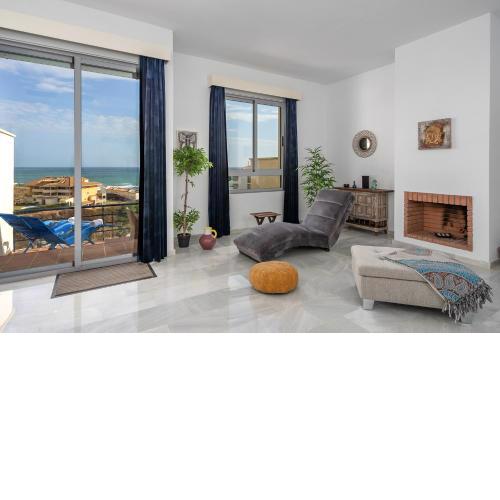 Stunning townhouse with pool, gym and seaviews Ref 162