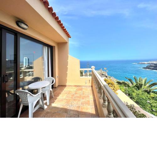 Stunning views beside the beach, aptartment with pool