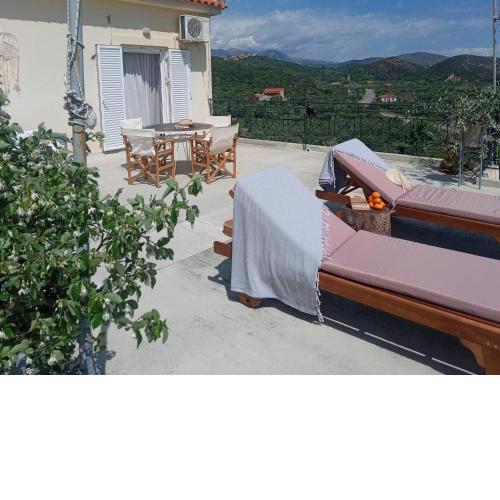 Stunning Views, Spacious Balcony, Mani Family Home