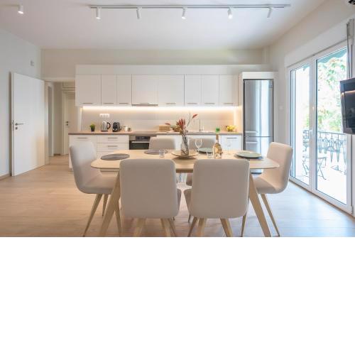 Stylish 2BDR Apt by Acropolis