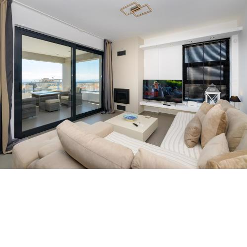 Stylish 2BR flat with stunning views & prv parking