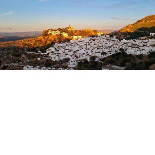 Stylish 3 bed house 2 bathrooms with patio, roof terrace and communal pool 5 minutes away from the beautiful Spanish white village of Casares Pueblo and only 20 mins from the sea